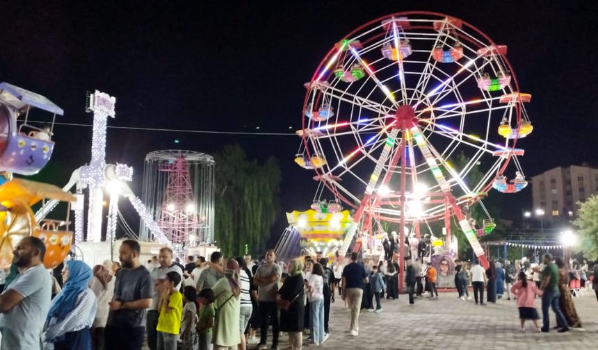 Sivas’ta lunaparka büyük ilgi: En ucuz bilet 60 TL