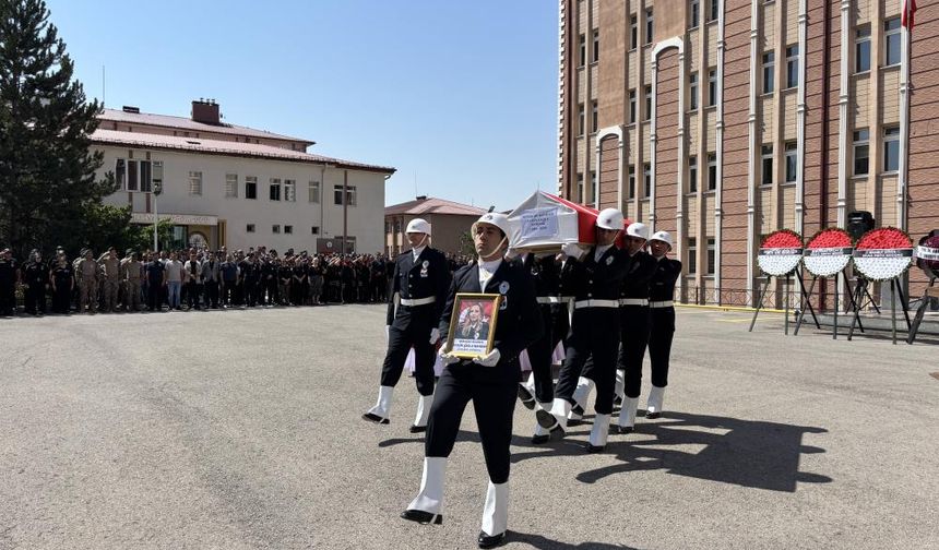 Sivas'ta Gözyaşları Sel Oldu! Komiser Namdar Memleketine Uğurlandı!