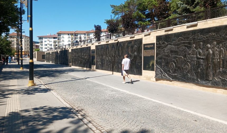 Sivas'a gelenler önünden geçiyor ama sırrını fark etmiyorlar!