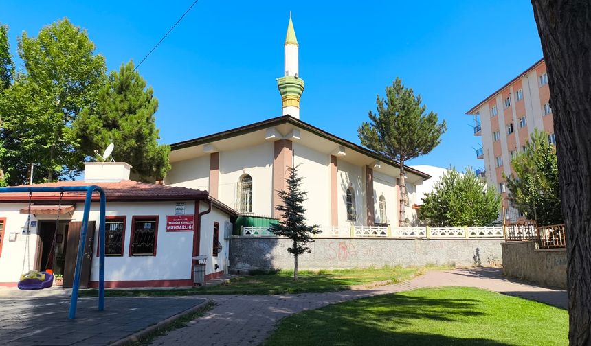 Sivaslı Vatandaşlar İsyan Etti! Cami Duvarlarını Bile Karalıyorlar!