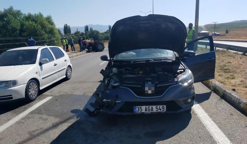 Sivas'ta traktöre otomobil çarptı