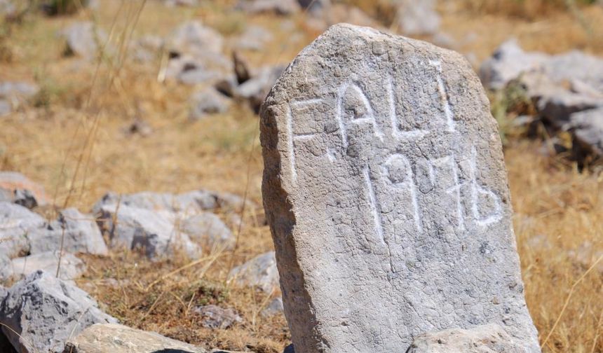 Bir Zamanlar Cıvıl Cıvıldı! Geriye Mezar Taşları Kaldı!
