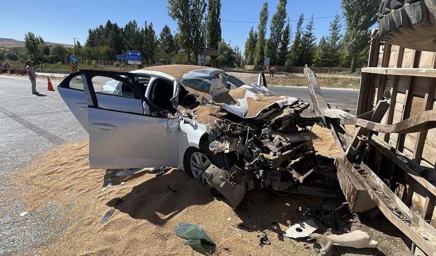 Sivas'ta Korkunç Kaza! Traktör ve Otomobil Çarpıştı!