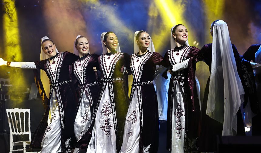 Sivas Kongresi’nin 106. Yılında Halk Dansları Gösterisi Büyüledi