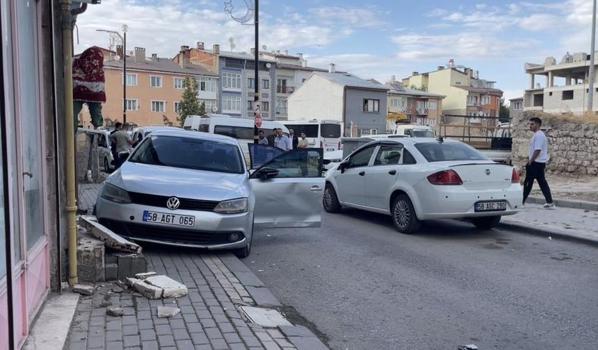Sivas'ta Polisten Kaçan Araç, Apartmana Çarpınca Deprem Sanıldı