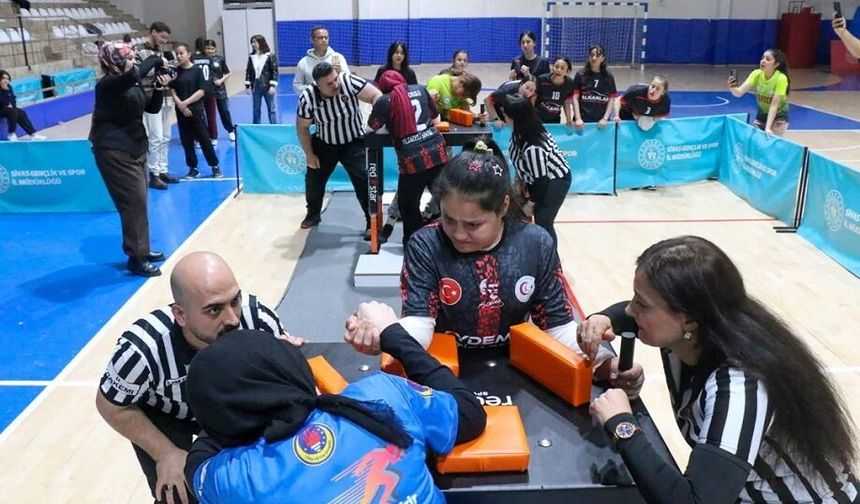 Sivas’ta Bilek Güreşinde Zirve Sahiplerini Buldu
