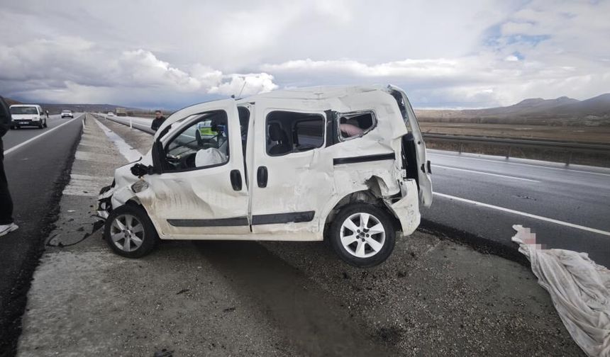 Sivas-Malatya yolunda feci kaza! Kemer takmadı, araçtan fırladı!