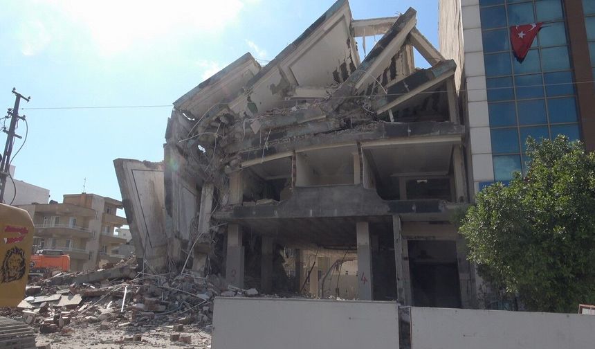 Tek Dokunuşla Yıkıldı: 7 Katlı Bina Saniyeler İçinde Çöktü