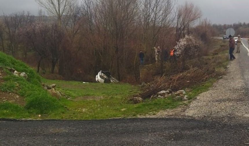 Feci Kaza Otomobil Dereye Uçtu! 3 Yaralı