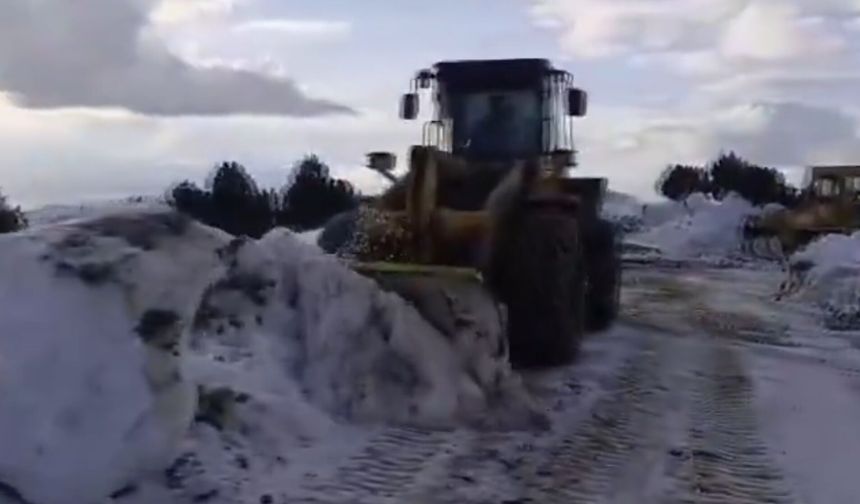 Sivas'ta kar esareti bitmiyor! Zorlu mesai devam ediyor