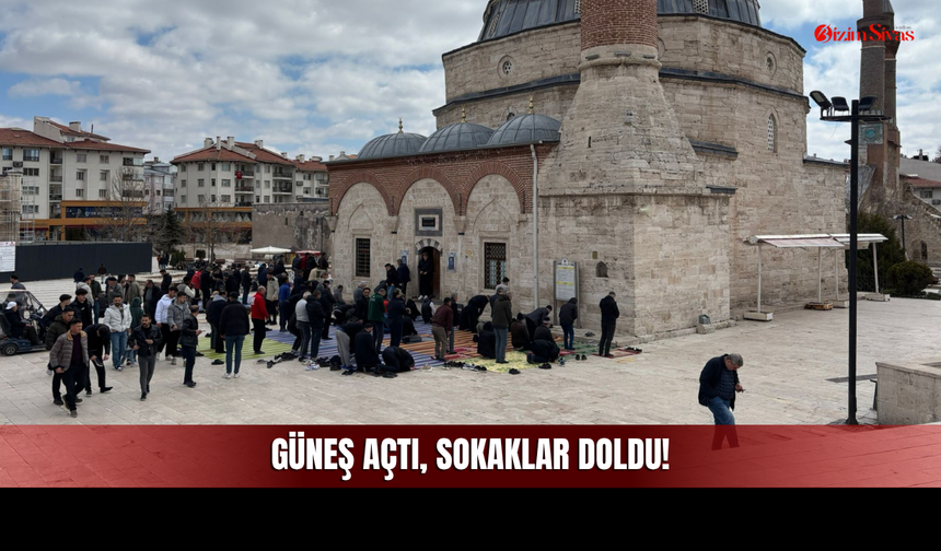 Sivas'ta Güneş Açtı, Sokaklar Doldu! Cuma Saati Meydanlarda Yer Kalmadı!