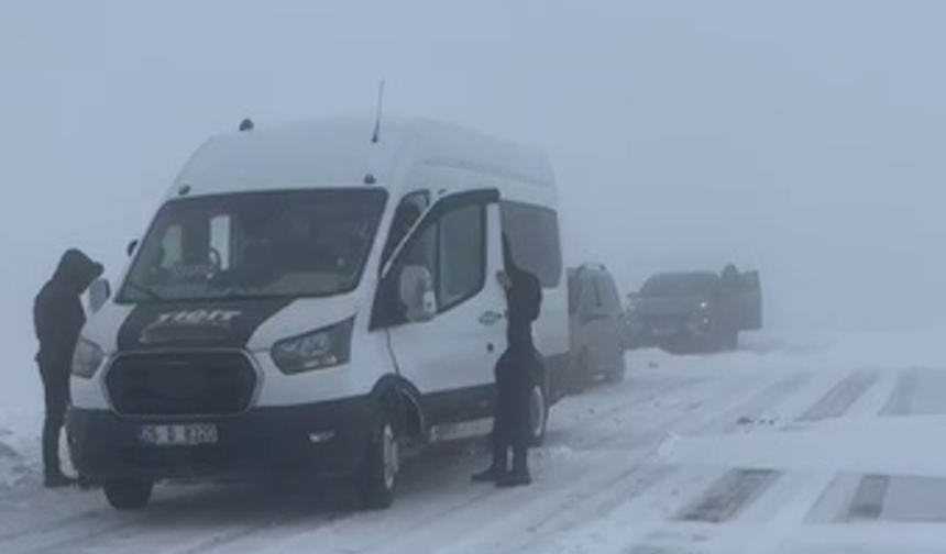 Kar ve Tipi Ulaşımı Etkiledi: Palandöken Yolu Felç Oldu