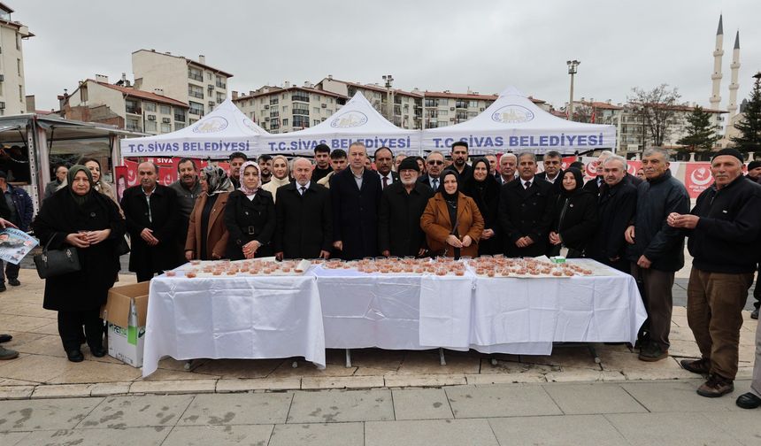 Sivas'ta Muhsin Yazıcıoğlu ve şehitler için lokma ikramı yapıldı