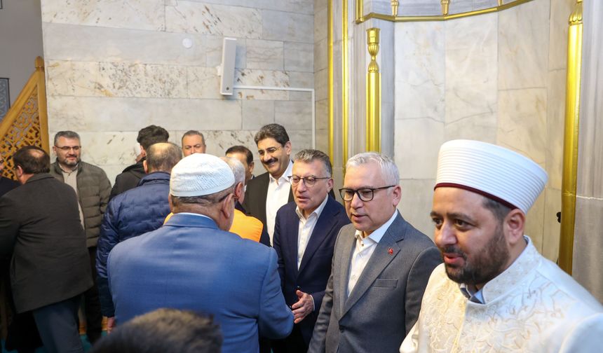 Sivas’ta Bayram Coşkusu Protokol ve Vatandaşlar Paşa Cami’de Buluştu