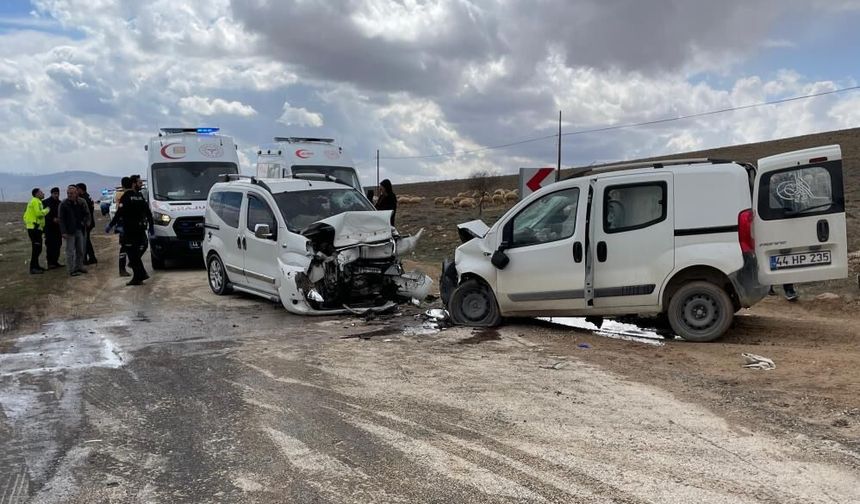 Feci Kaza! İki Araç Kafa Kafaya Çarpıştı