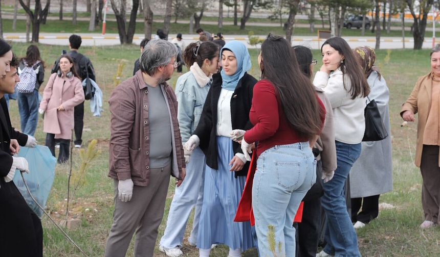 Sivas Cumhuriyet Üniversitesi’nde öğrencilerden temizlik