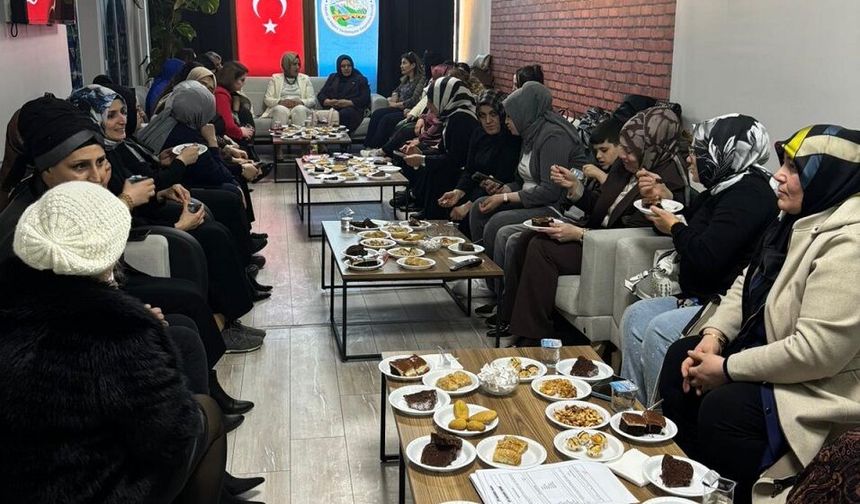 Sivas'ta Yıldızeliler Derneği'nde Kadın Siyasetçiler Buluştu