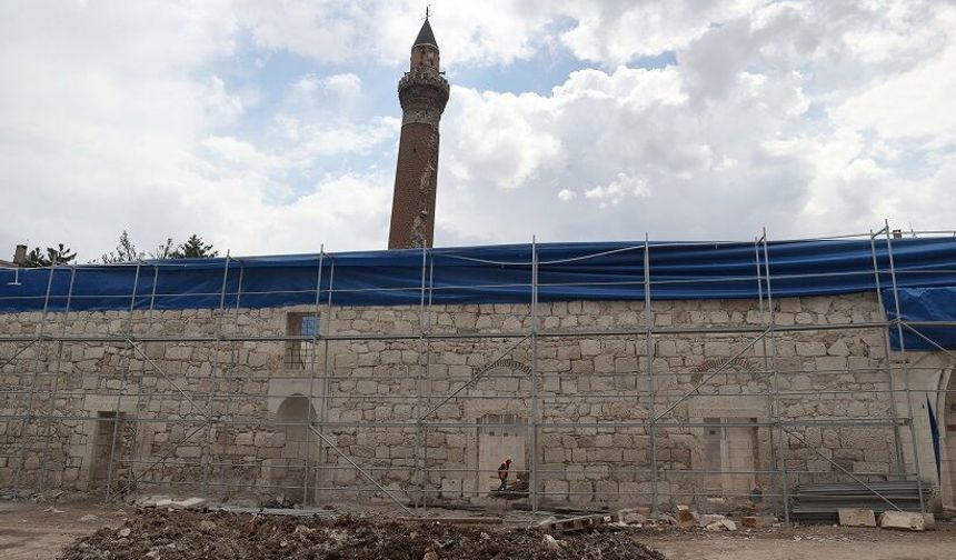 Sivas Ulu Cami’de 116 Santimlik Eğime Deprem Güçlendirmesi