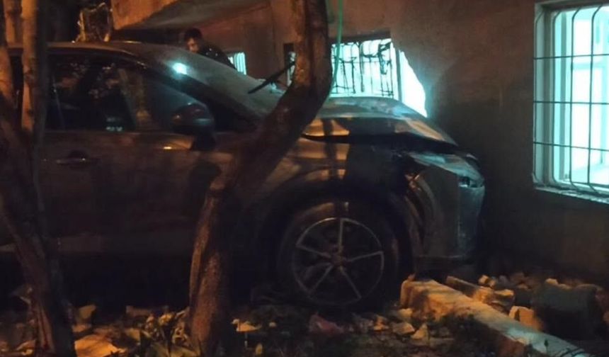 Saniyeler içinde her yer savaş alanına döndü, araç eve çarparak durdu!