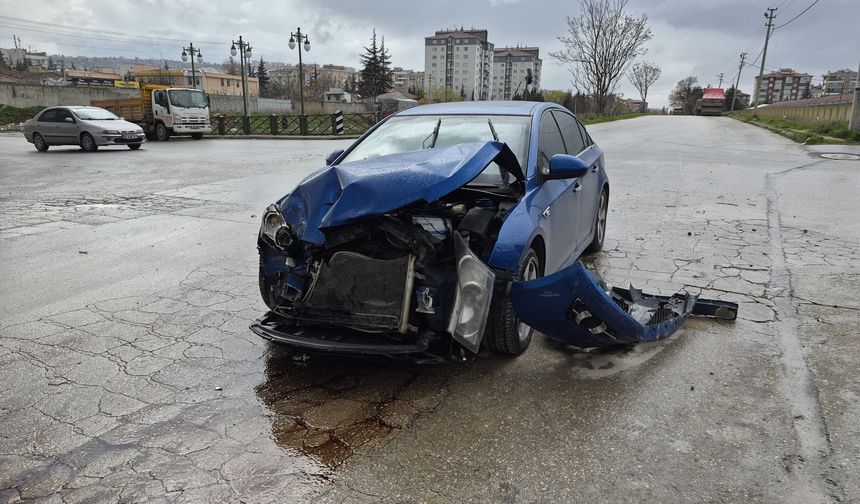 Dur Levhasını Dikkate Almadı, Çöp Kamyonuna Çarptı