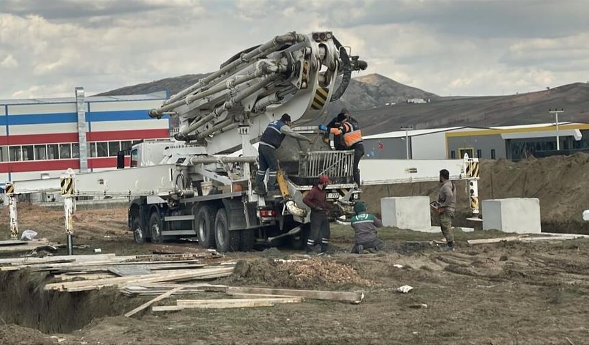 Sivas’ta acı olay: Kalıp işçisi beton kalıbına düşerek öldü