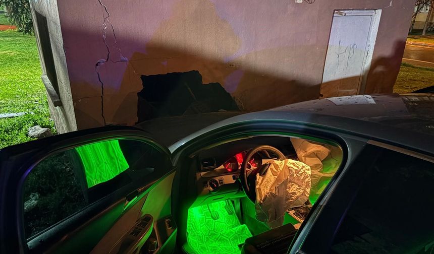 Yağmurda kontrolden çıktı, depo duvarını yıktı