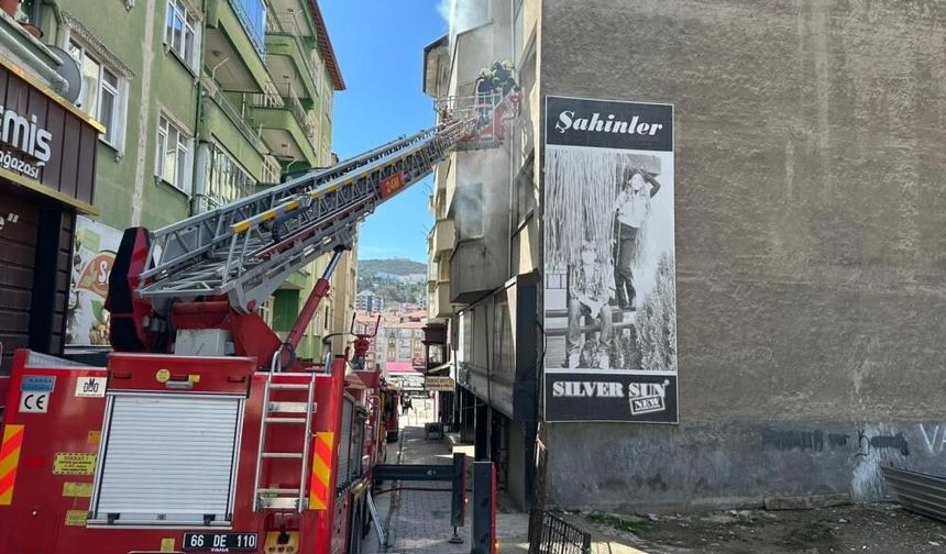 Dört katlı binada yangın paniği ekipler anında müdahale etti
