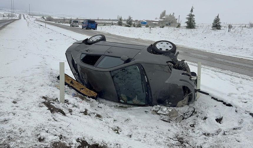 Otomobil yan yattı: 4 kişi yaralandı
