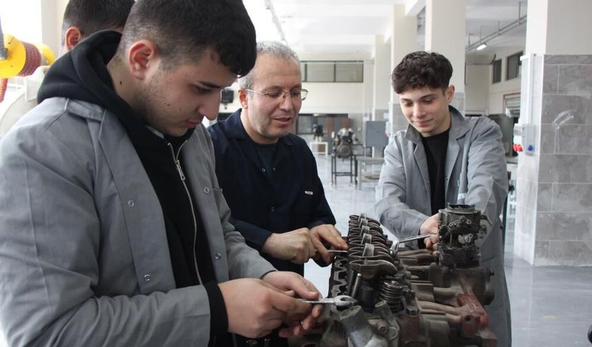 Polisliği bıraktı 45 yaşında hayalindeki öğretmenliğe döndü