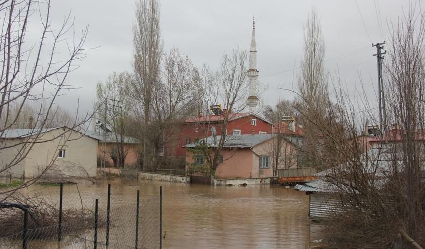 Sivas’ta Kapaklar Açıldı, Köy Sulara Teslim Oldu