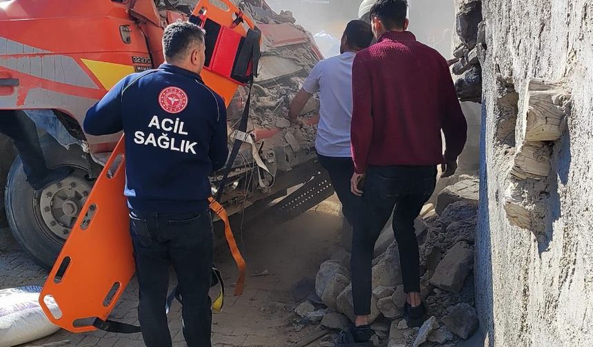 Kontrolden Çıkan Kamyon Duvara Saplandı, Hava Ambulansı Seferber Oldu