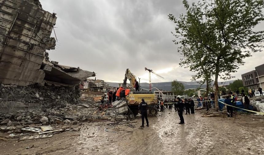 Yıkım Sırasında Operatör Enkaz Altında Kaldı!