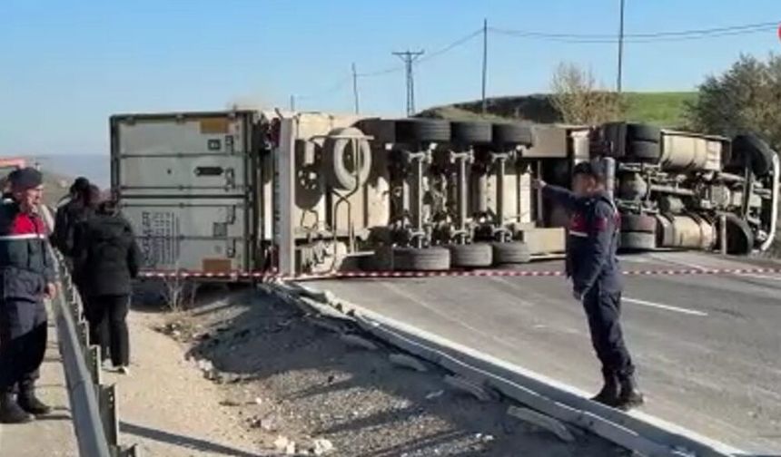 Sivas Taşlıdere'de Devrilen Tır Ulaşımı Kilitledi