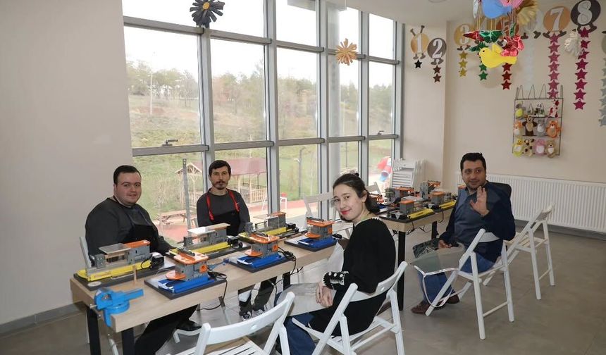 Özel gereksinimli bireyler Sivas’ta ahşaba hayat veriyor