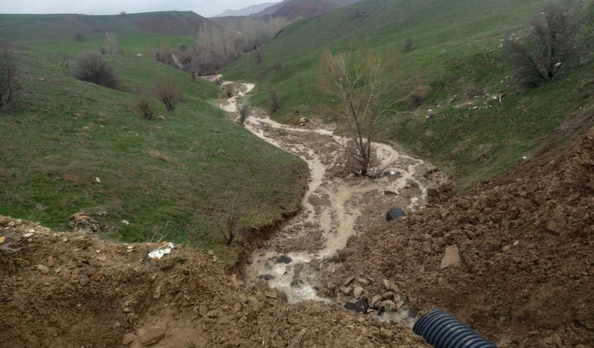 Sivas'ta Dağdan İnen Kar Suları Yolu Kapattı!