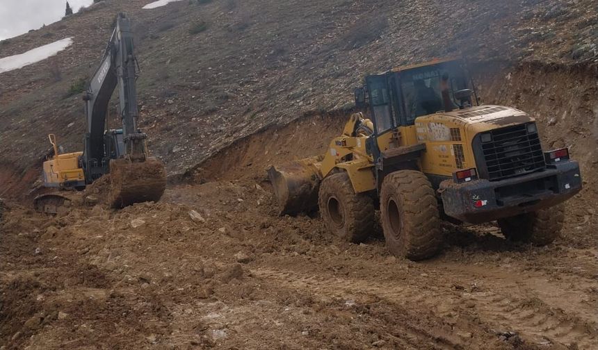 Sivas’ta heyelanlı yolda çalışmalar sürüyor