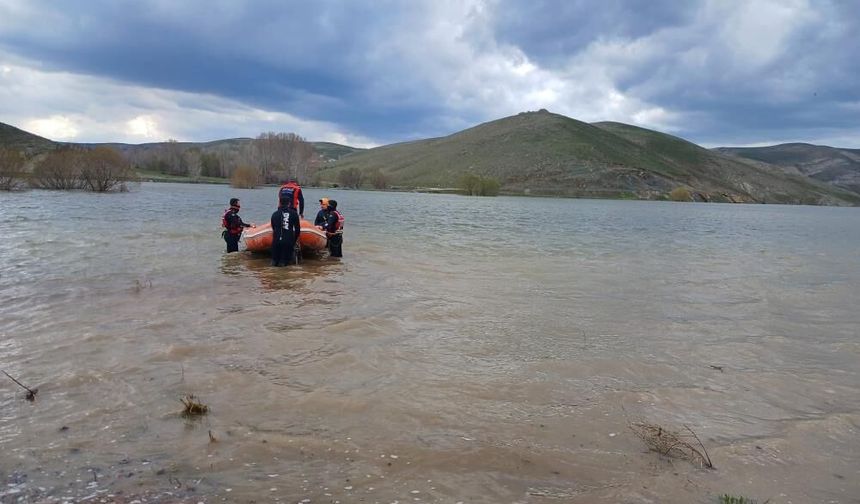 Sivas’ta Barajda Mahsur Kalan İnek Kurtarıldı