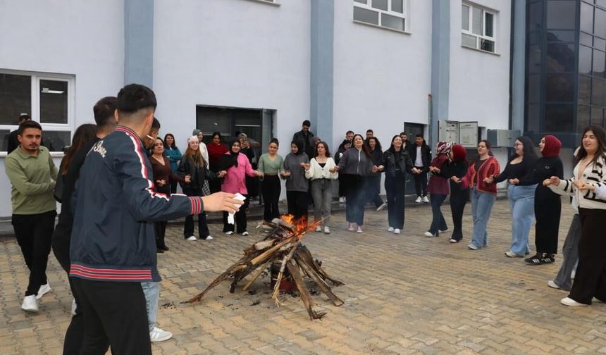 Sivas’ta Nevruz Coşkusu Öğrenciler Baharı Karşıladı