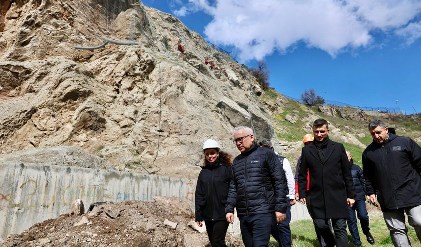 Sivas’ta Kaya Düşmesi Tehlikesine Karşı Kritik Müdahale!