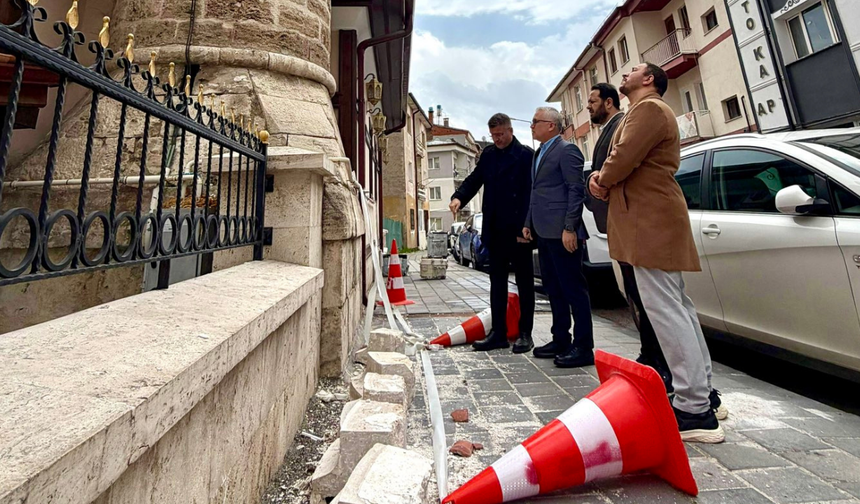 Yüzyıllık Minareden Düşen Taşlar Alarm Verdirdi!
