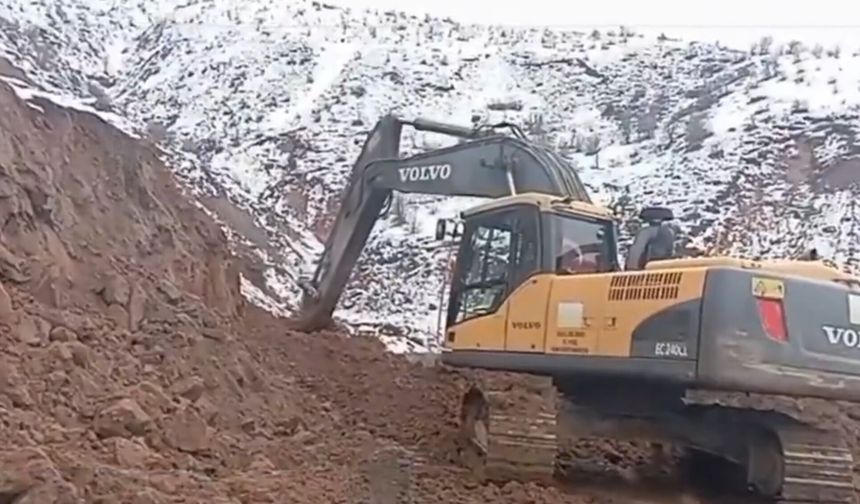 Heyelan nedeniyle kapanan İmranlı yoluna ekiplerden hızlı müdahale