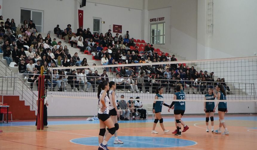 SCÜ’deki Dev Finalde Şampiyonluk Kupasını Fen Fakültesi Kaldırdı!