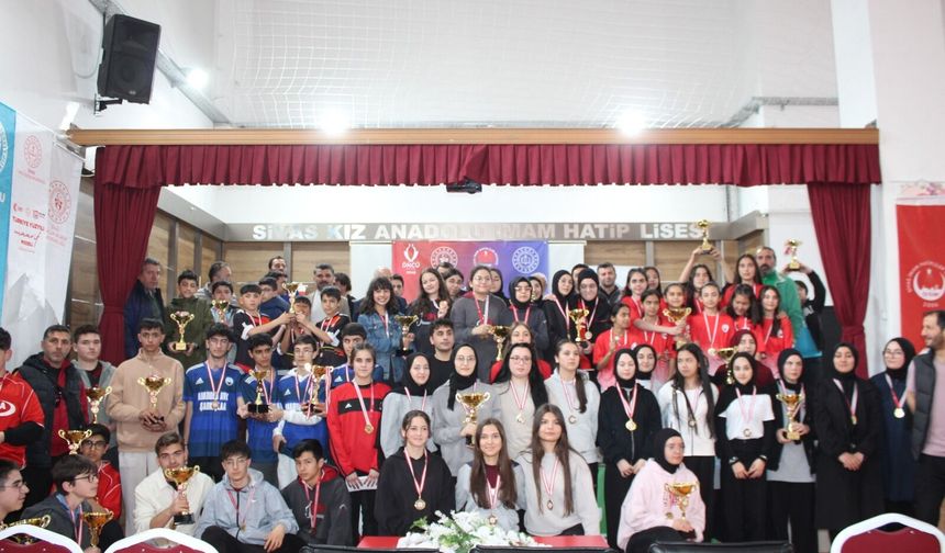 Sivas’ta İmam Hatip Okulları Spor Oyunları finali ve kupa töreni düzenlendi