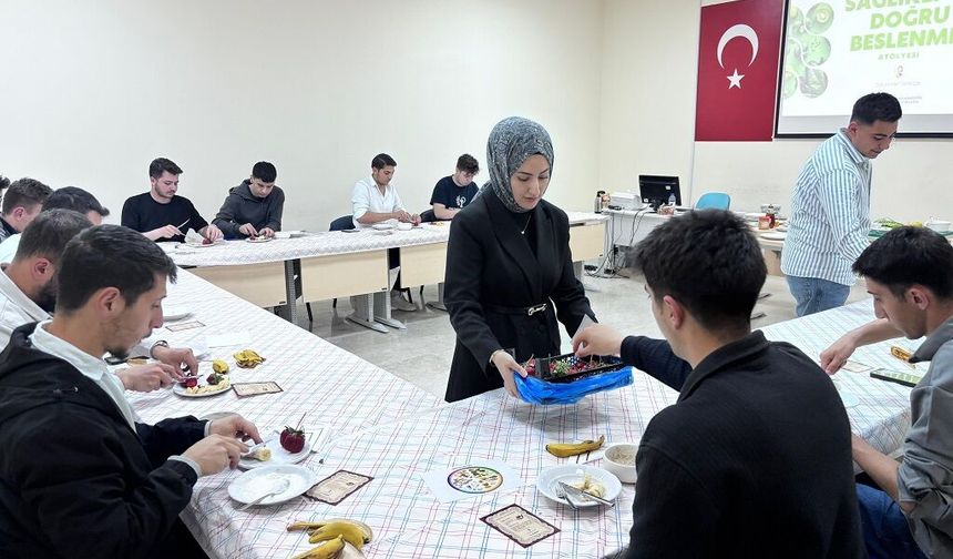 Kadı Burhaneddin Yurdu’nda “Sağlıklı ve Doğru Beslenme Atölyesi” düzenlendi
