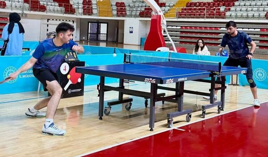 Sivas'ta masa tenisinde kozlar paylaşıldı