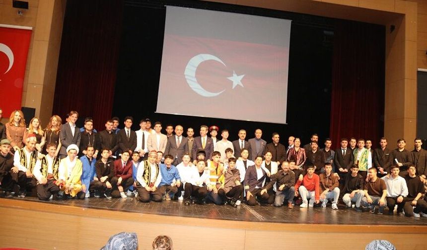 Sivas'ta meslek lisesi öğrencileri şet kuşandı