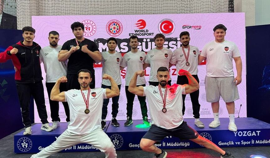 Sivaslı Sporcular Mas Güreşi'nde Madalyaları Topladılar