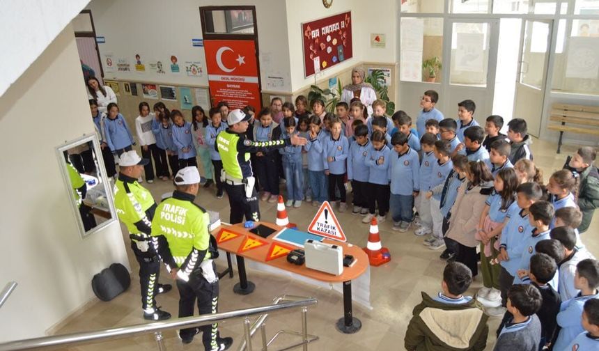 Sivas’ta Miniklere Polislerden Trafik Dersi