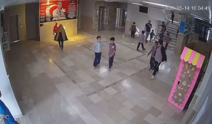 Sivas'ta ilkokul öğrencisinin bayrak hassasiyeti