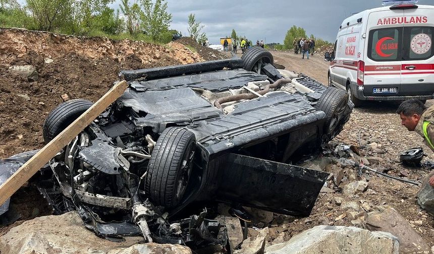 Sivas yolunda devrilen otomobildeki 4 kişi yaralandı